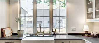 The Eby Farm /Newly renovated, Modern, Peaceful 5 bedroom & 5 bath / Hot Tub