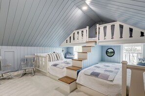 5 habitaciones, tabla de planchar con plancha y cuna de viaje