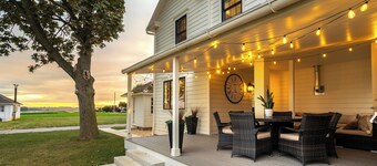 The Eby Farm /Newly renovated, Modern, Peaceful 5 bedroom & 5 bath / Hot Tub