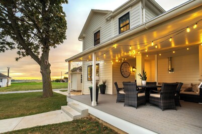 The Eby Farm /Newly renovated, Modern, Peaceful 5 bedroom & 5 bath / Hot Tub