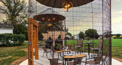 The Eby Farm /Newly renovated, Modern, Peaceful 5 bedroom & 5 bath / Hot Tub