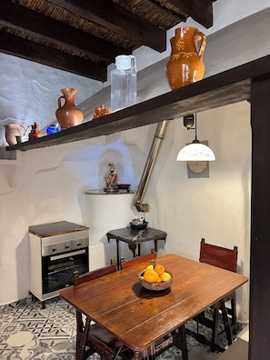 Condo Confort, aire acondicionado, vista al patio | Cocina privada | Tetera eléctrica y tostadora 