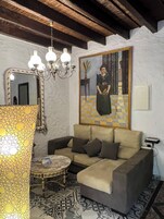 Comfort lakás, légkondicionálás, kilátással az udvarra | Nappalirész | Síkképernyős tévé