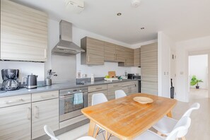 Coffee/tea maker, fridge, oven, stovetop
