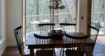 Banner Elk Retreat: with stunning Mountain View’s, just 3 minutes from downtown