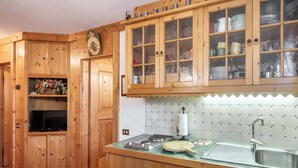 Una cocina con armarios de madera, estufa y lavabo.