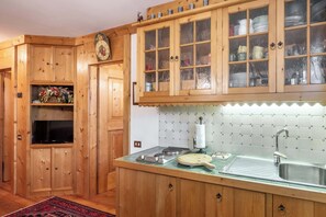 Kühlschrank, Mikrowelle, Herdplatte, Geschirrspüler