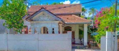 Vista frontal de la propiedad