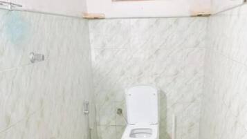 Quarto casal conforto, vista para o jardim | Banheiro