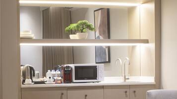 King Room with Roll-In Shower - Disability Access | Cocina privada | Cafetera de espresso y tetera eléctrica