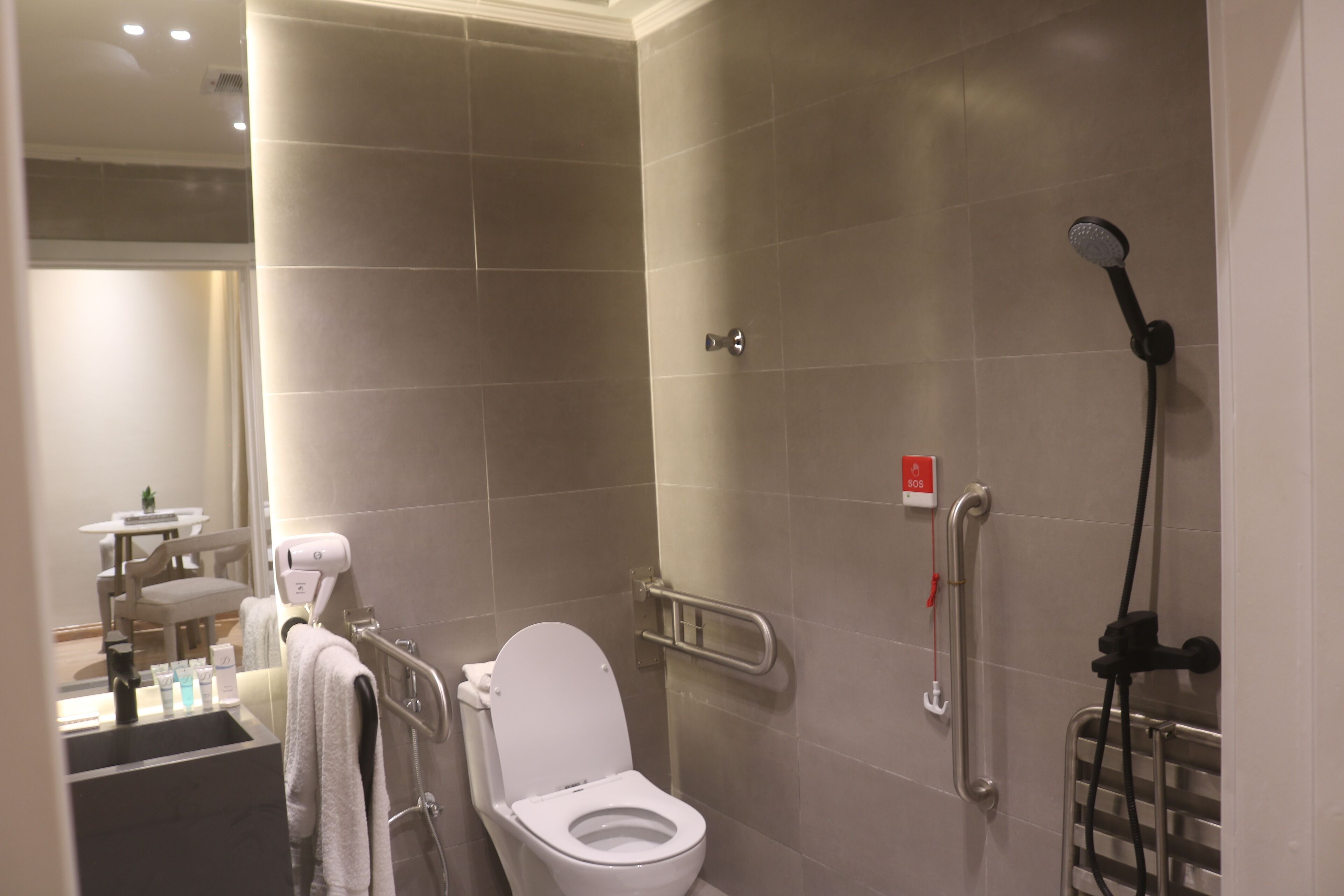 King Room with Roll-In Shower - Disability Access | Bad | Badekar, toalettartikler (inkludert), hårføner og badekåper