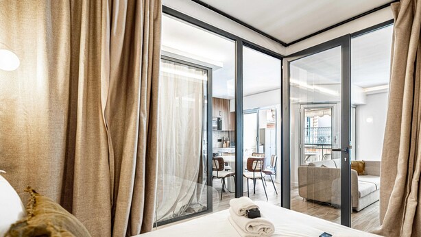 A hotel room with a large bed, a desk, and a sofa. - Charming Flat - 2br-6p - Cannes (Cannes)