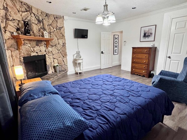 4 habitaciones, tabla de planchar con plancha, wifi y ropa de cama