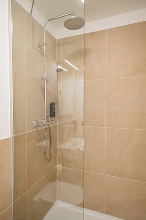 Standaard appartement | Badkamer | Een haardroger, handdoeken, zeep, shampoo