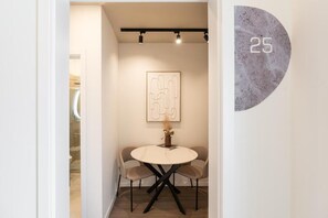 Superior Apartment, 1 Queen Bed with Sofa bed | In-room dining