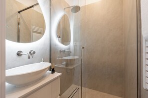 Executive-Apartment | Badezimmer | Dusche, Haartrockner, Hausschuhe, Handtücher