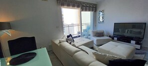 Departamento, 1 habitación, con acceso para personas discapacitadas, balcón | Sala de estar