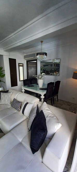 Apartment, 1 Schlafzimmer, barrierefrei, Balkon | Wohnzimmer