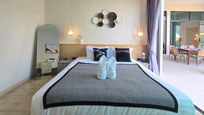 Una habitación de hotel con una cama grande, un comedor y vistas a la ciudad.