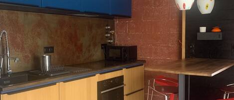 Frigorífico, microondas, horno y placa de cocina