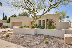 House (4 Bedrooms) | Interior - Private Pool + Putting Green: Sunny Scottsdale Gem (Scottsdale)