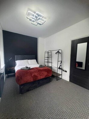 2 habitaciones, tabla de planchar con plancha, wifi y ropa de cama 