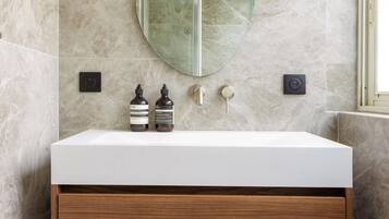 Appartement | Salle de bain | Séchoir à cheveux, serviettes fournies, shampooing