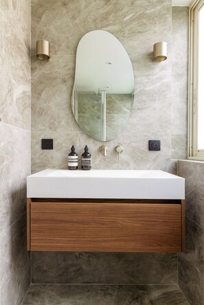 Apartment | Bathroom | Hair dryer, towels, shampoo - Magnificent Apartment -2br-6p- Musee du Louvre (Paris)