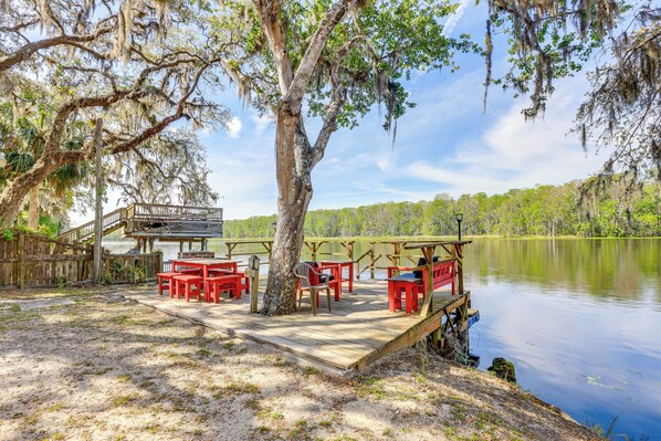 Interior - Lanai & Fire Pit: Riverfront Studio in Chiefland! (Chiefland)