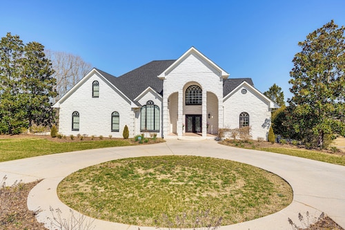 Golfer's Paradise: Meadow Lakes Manor Retreat!