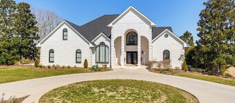 Golfer's Paradise: Meadow Lakes Manor Retreat!