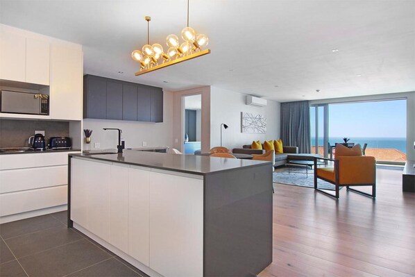 2 bedrooms, desk, Internet - Bright 2bed in Sea Point w Sea Views Helio Haven (Cape Town)
