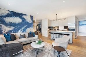 3 عدّة غرف نوم وخدمة الإنترنت