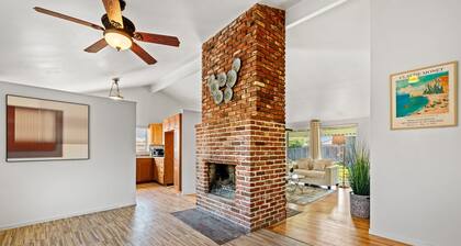 Cozy Family Retreat With Fireplace Spacious Yard