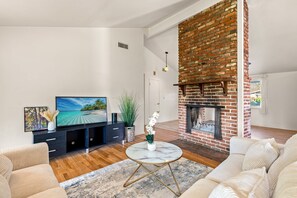 3 bedrooms, Internet - Cozy Family Retreat With Fireplace Spacious Yard (Duarte)
