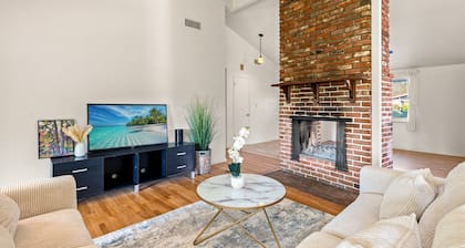 Cozy Family Retreat With Fireplace Spacious Yard