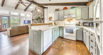 Half-mi to Midtown: Family Retreat w/ Mtn Views!