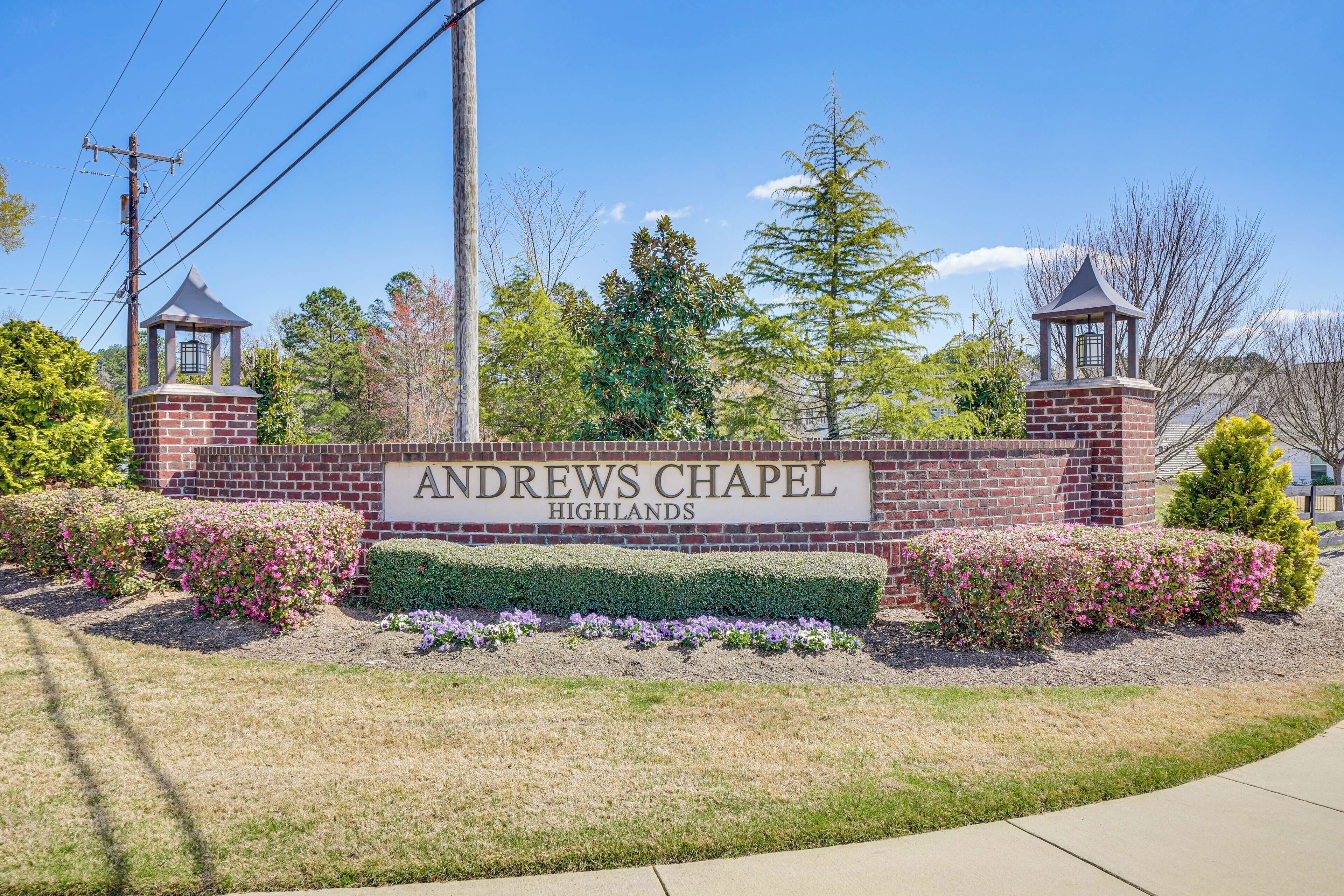 Un bâtiment en briques sur lequel on peut lire l’inscription : « Andrews Chapel Highlands ».