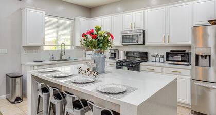 8 Mi to Beach Park: Bakersfield Gem w/ Yard!