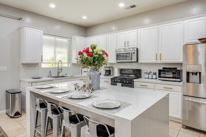 8 Mi to Beach Park: Bakersfield Gem w/ Yard!