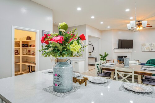 8 Mi to Beach Park: Bakersfield Gem w/ Yard!