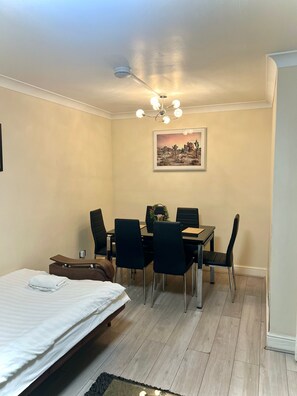 Casa | 2 habitaciones, tabla de planchar con plancha y wifi gratis 
