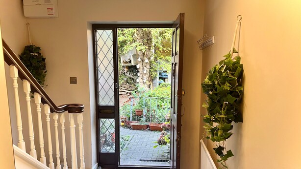 Un escalier menant à une porte donnant sur un jardin.