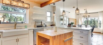 Vintage Farmhouse w/ Hot Tub in Larkspur