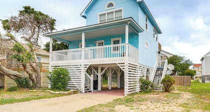 Steps to Beach: Centrally Located OBX Home!