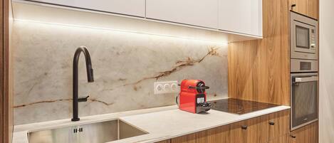 Refrigerador, microondas, horno y parrilla de estufa