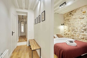 2 habitaciones, escritorio, tabla de planchar con plancha y wifi 