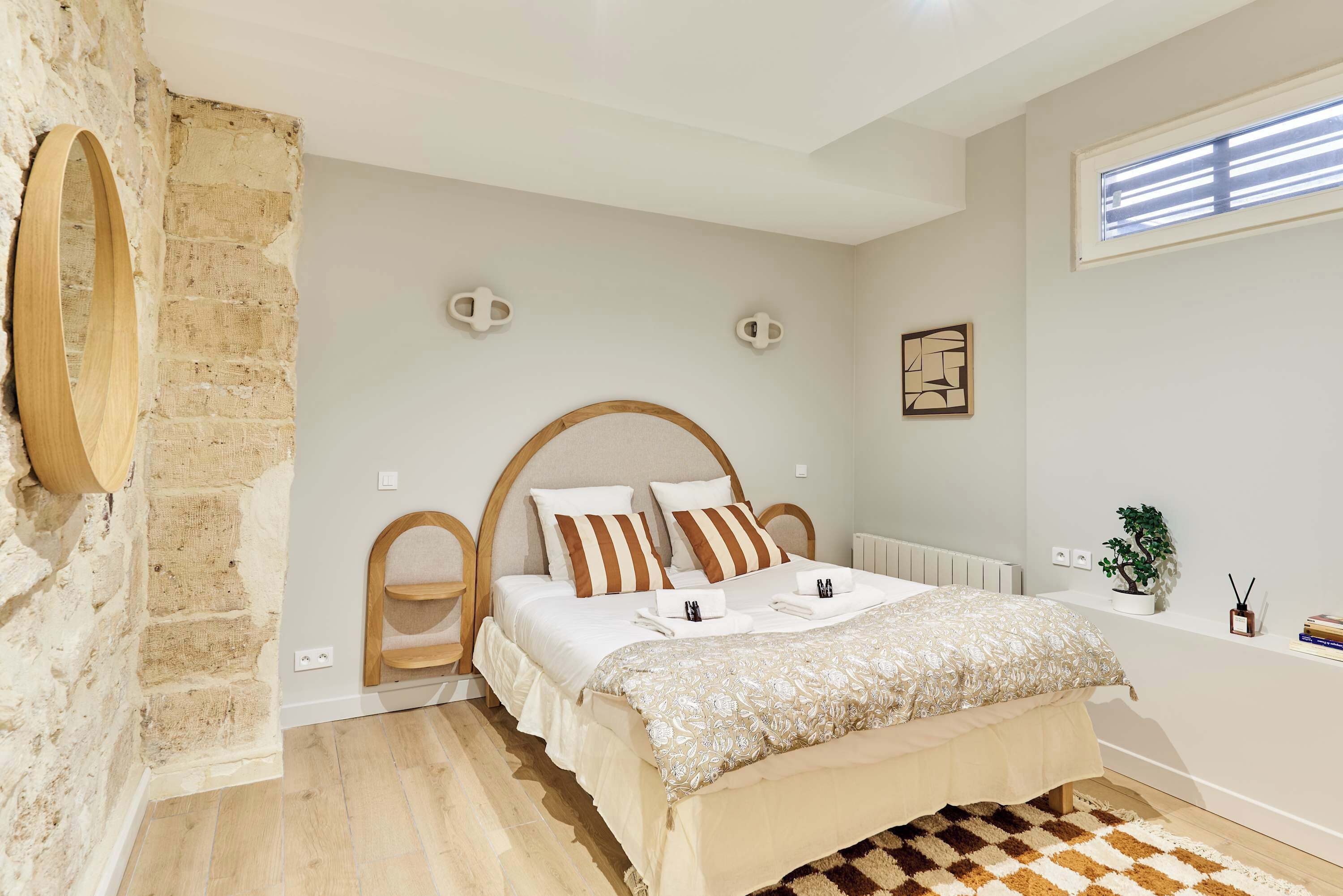 2 bedrooms, desk, iron/ironing board, WiFi