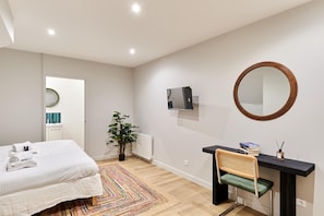 2 slaapkamers, een bureau, een strijkplank/strijkijzer, wifi