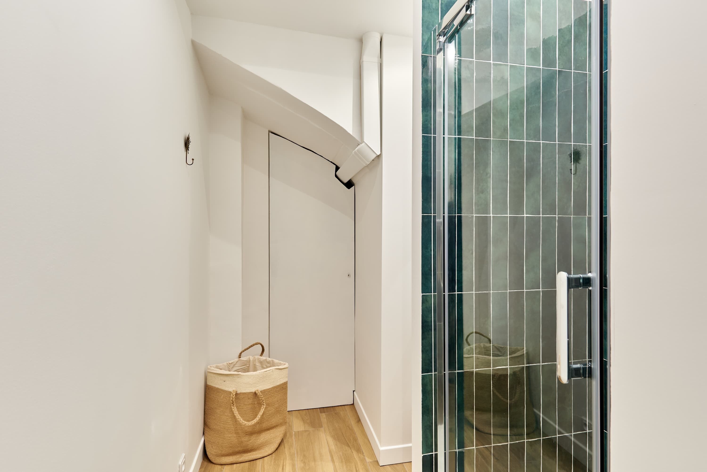 Douche, sèche-cheveux, serviettes fournies, shampoing